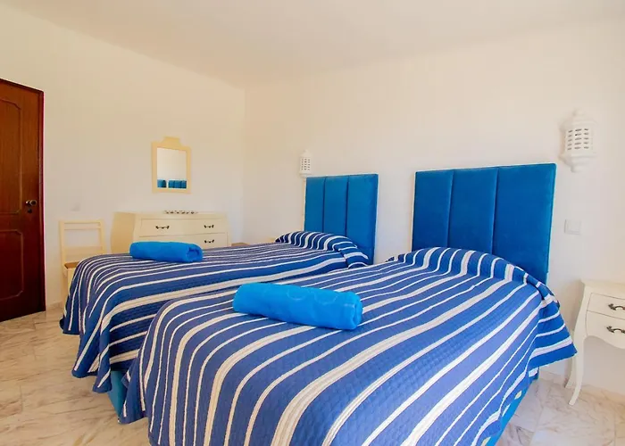Villa Casa Ryder - Short Walk From Da Marinha *